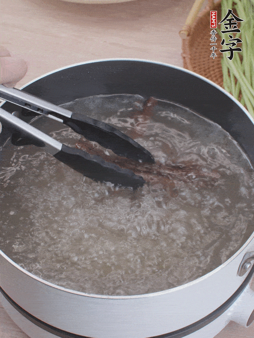 金字醬油肉下鍋煮10分鐘，切薄片。