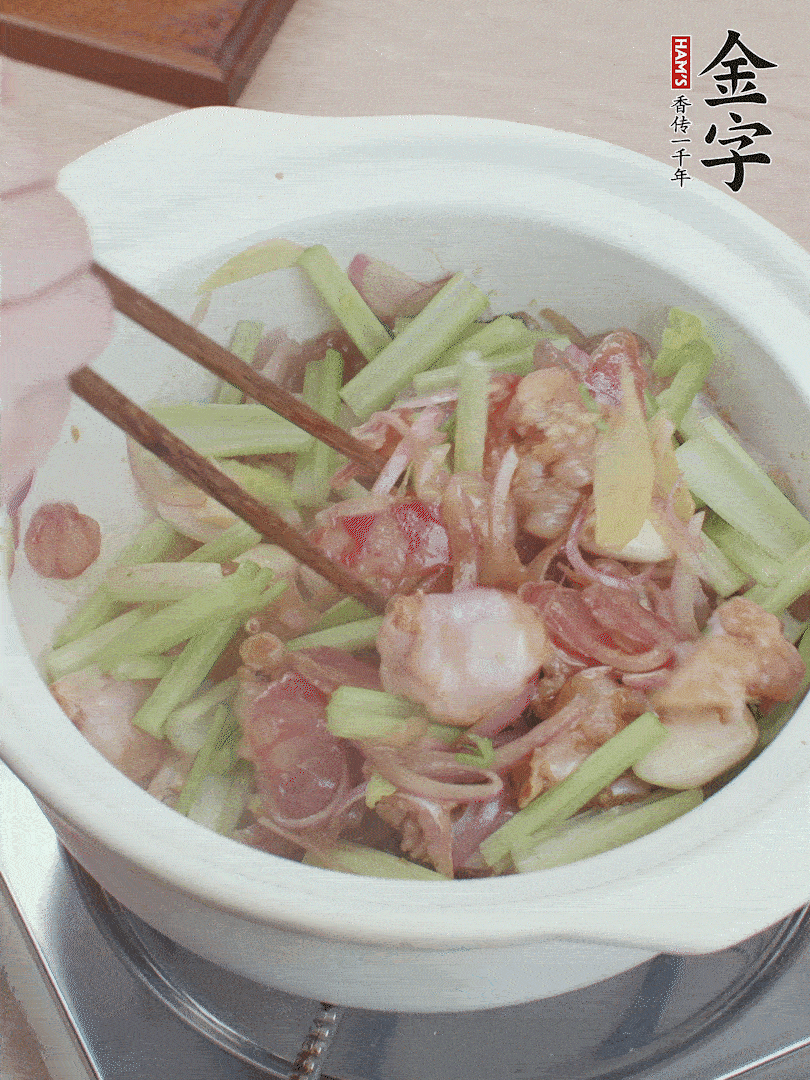 下牛蛙、芹菜、香腸翻炒。