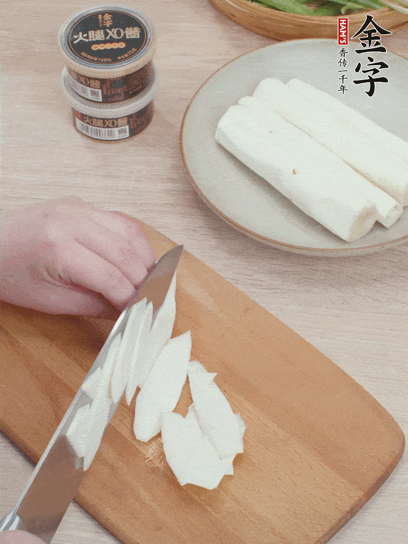 鐵棍山藥去皮，斜刀切片。