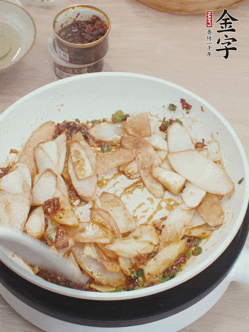 下山藥炒勻，撒蔥花。