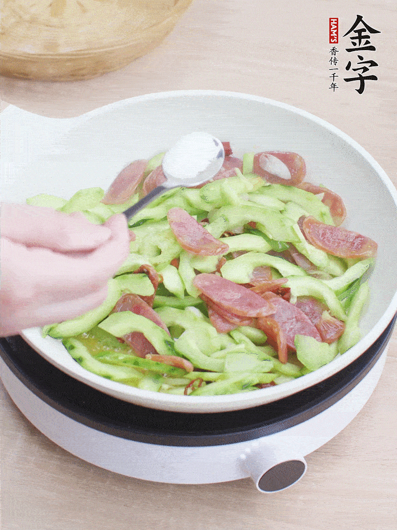 淋點開水，半勺白糖、1勺生抽調(diào)味。
