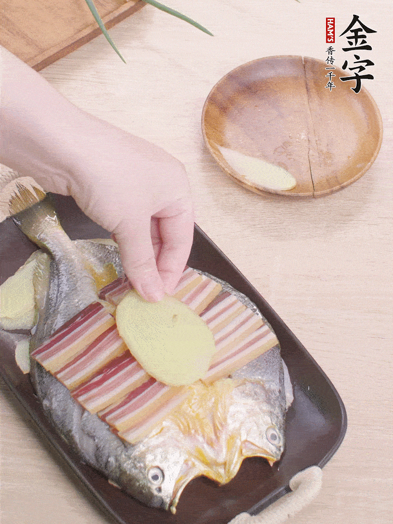 鋪咸肉，放姜片、蔥結(jié)。水開后蒸8分鐘，燜3分鐘。