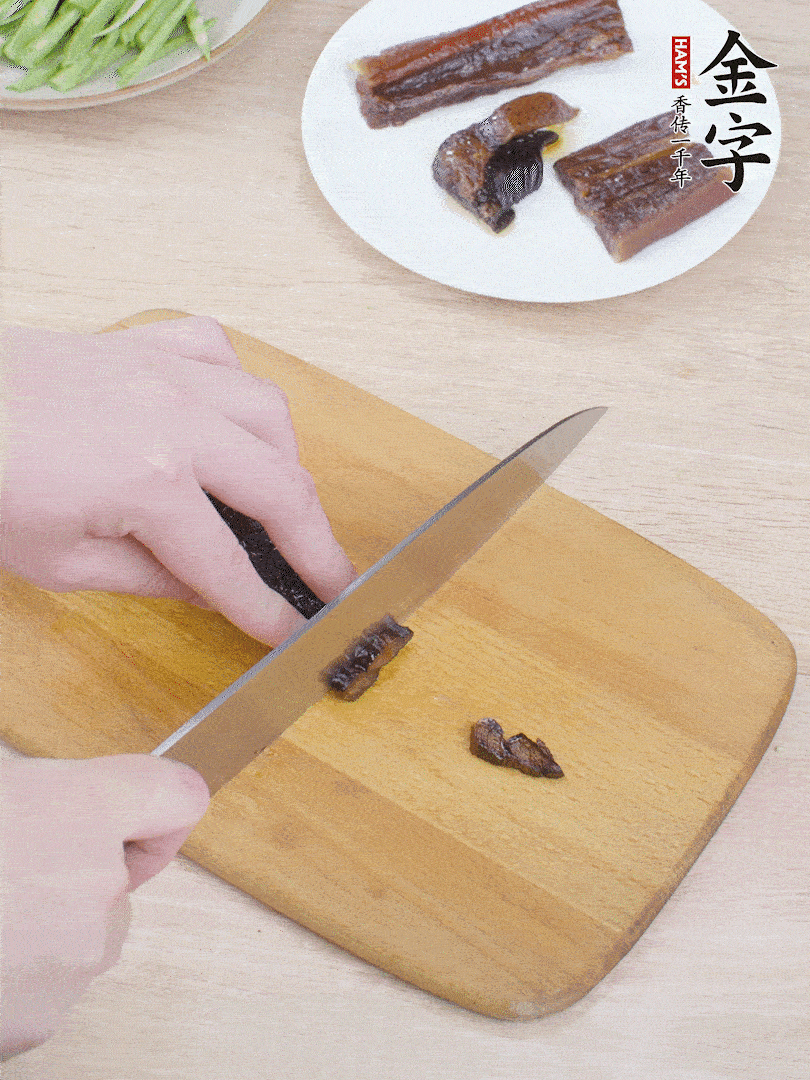 提前煮好的金字醬油肉切片。