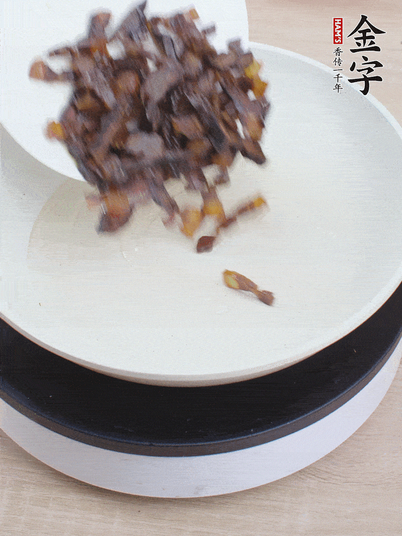 油熱倒醬油肉，編出香味。