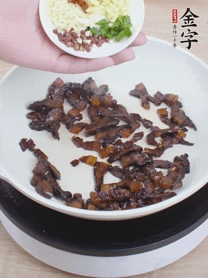 下蔥姜蒜、干辣椒、花椒粒炒香。