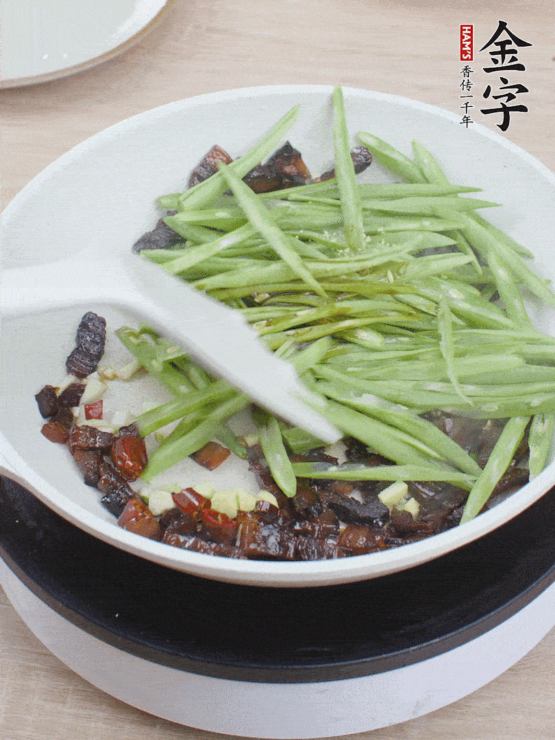 下豆角，生抽、雞精調(diào)味，炒到斷生。