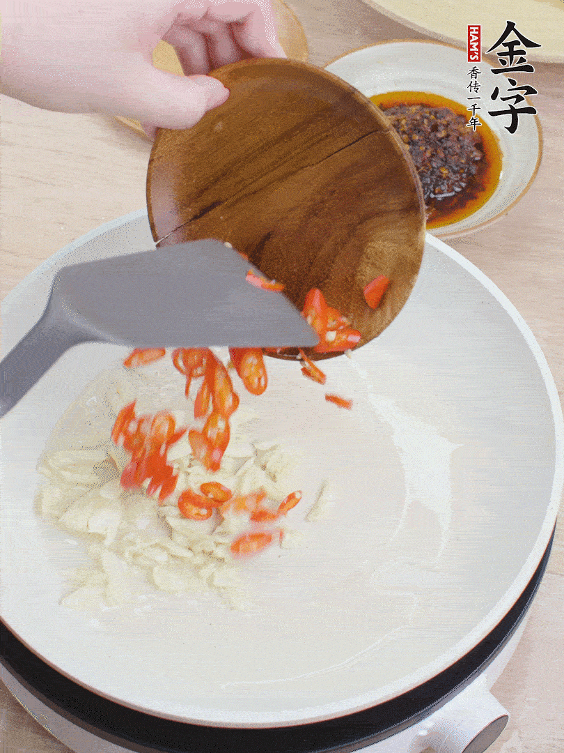 油熱煸香蒜末、辣椒。