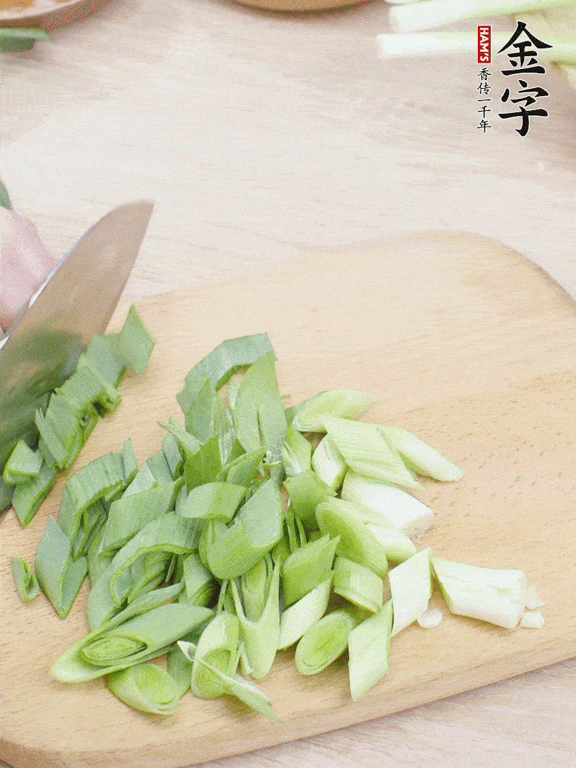 青蒜切段。（蒜白可以拍一下，再斜著切）