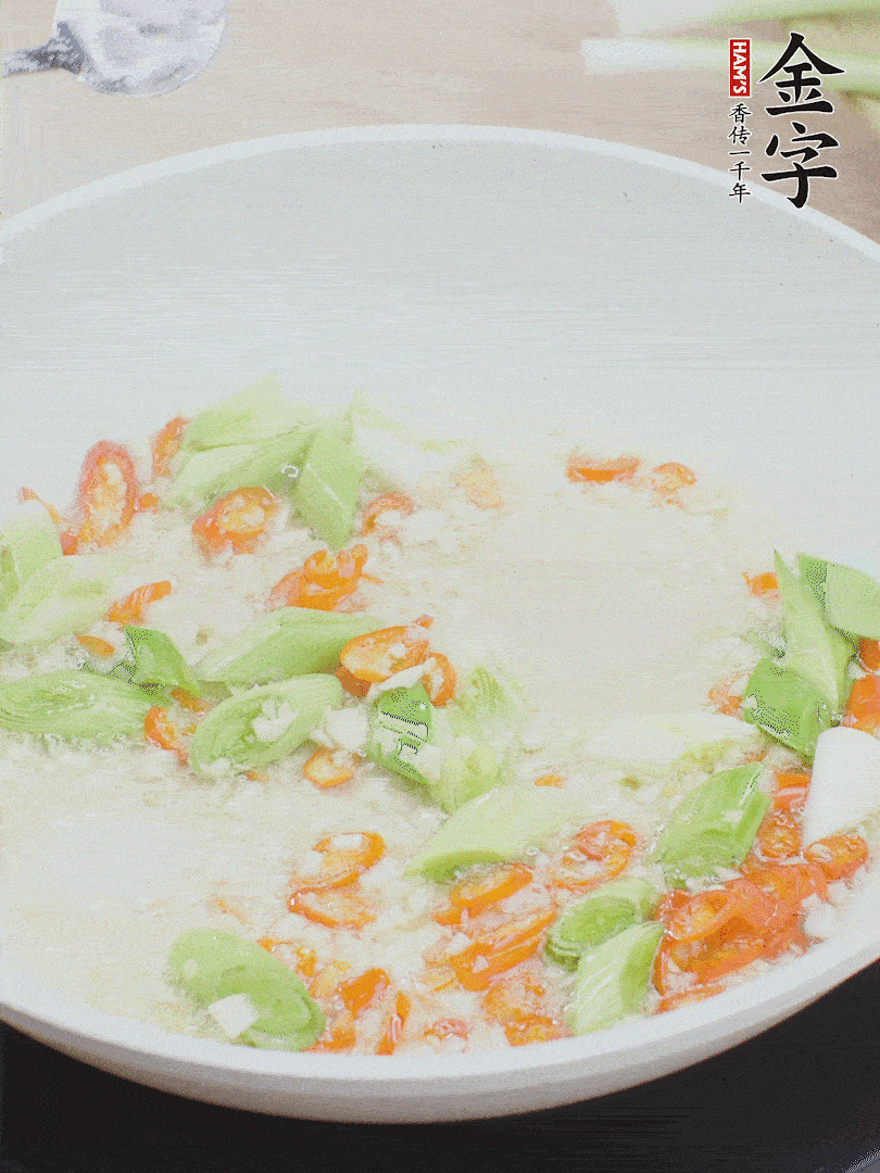 油5成熱時，下蒜末、辣椒、蒜白煸炒。