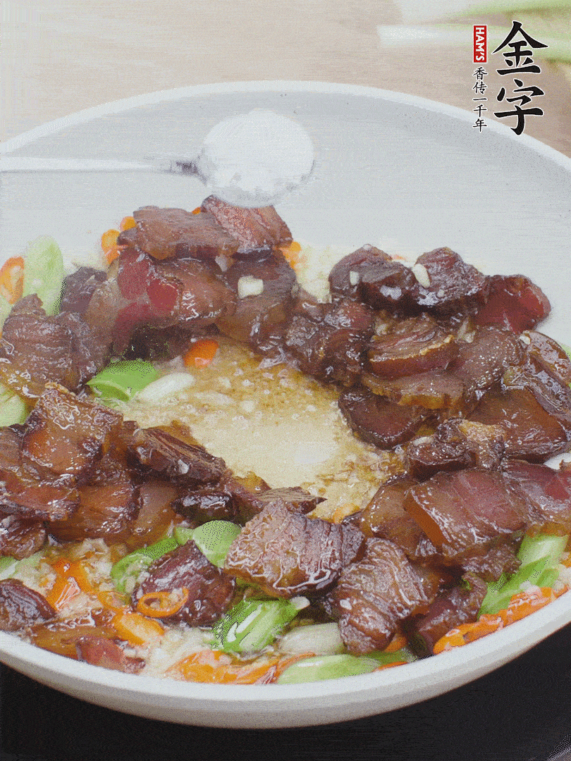 下醬油肉，一點生抽、白糖調(diào)味。