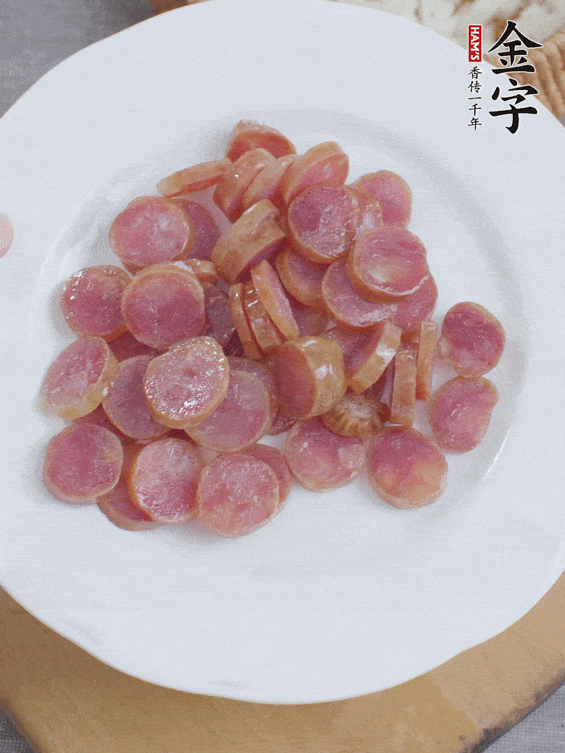 金字香腸煮10分鐘，切圓片。