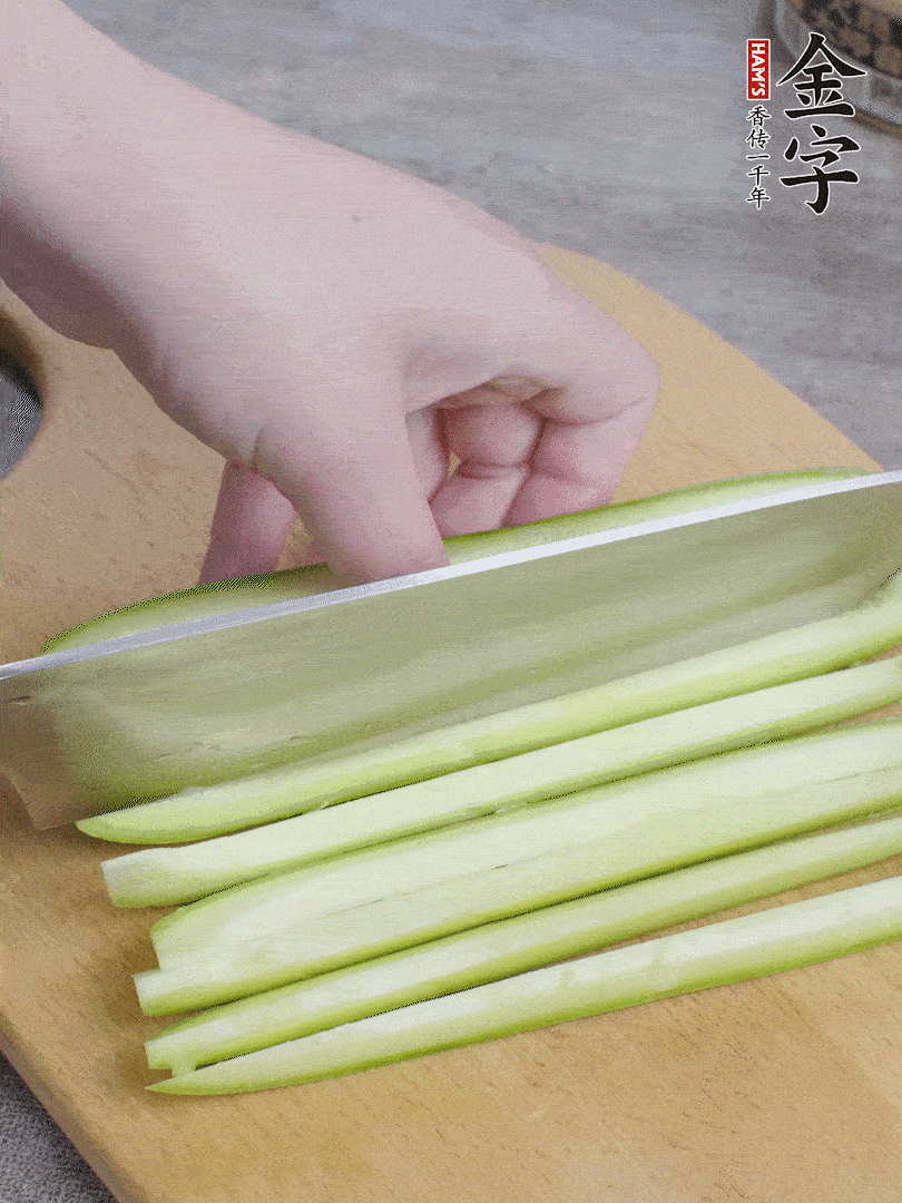 西葫蘆對半切，去瓤切條。