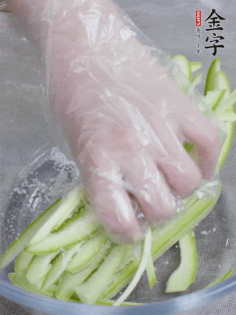 加鹽腌制15分鐘，清洗后擠干水份。