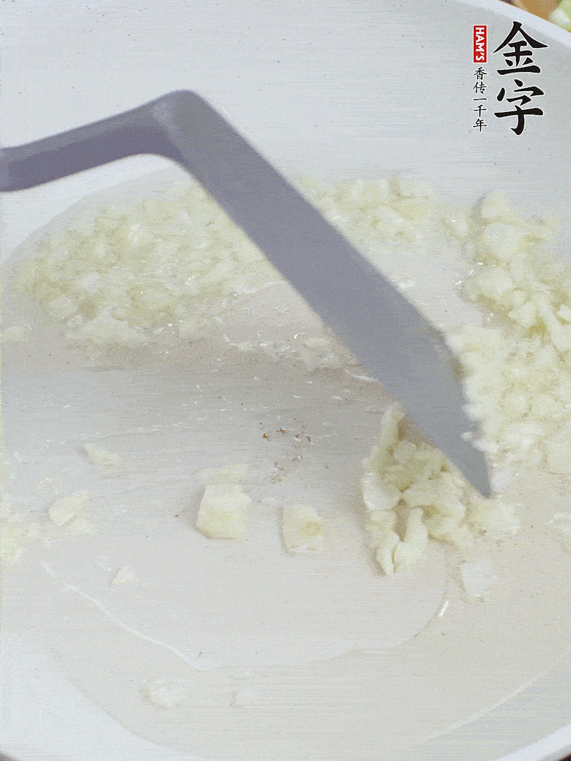 冷鍋熱油，下大蒜煎至兩面微黃。