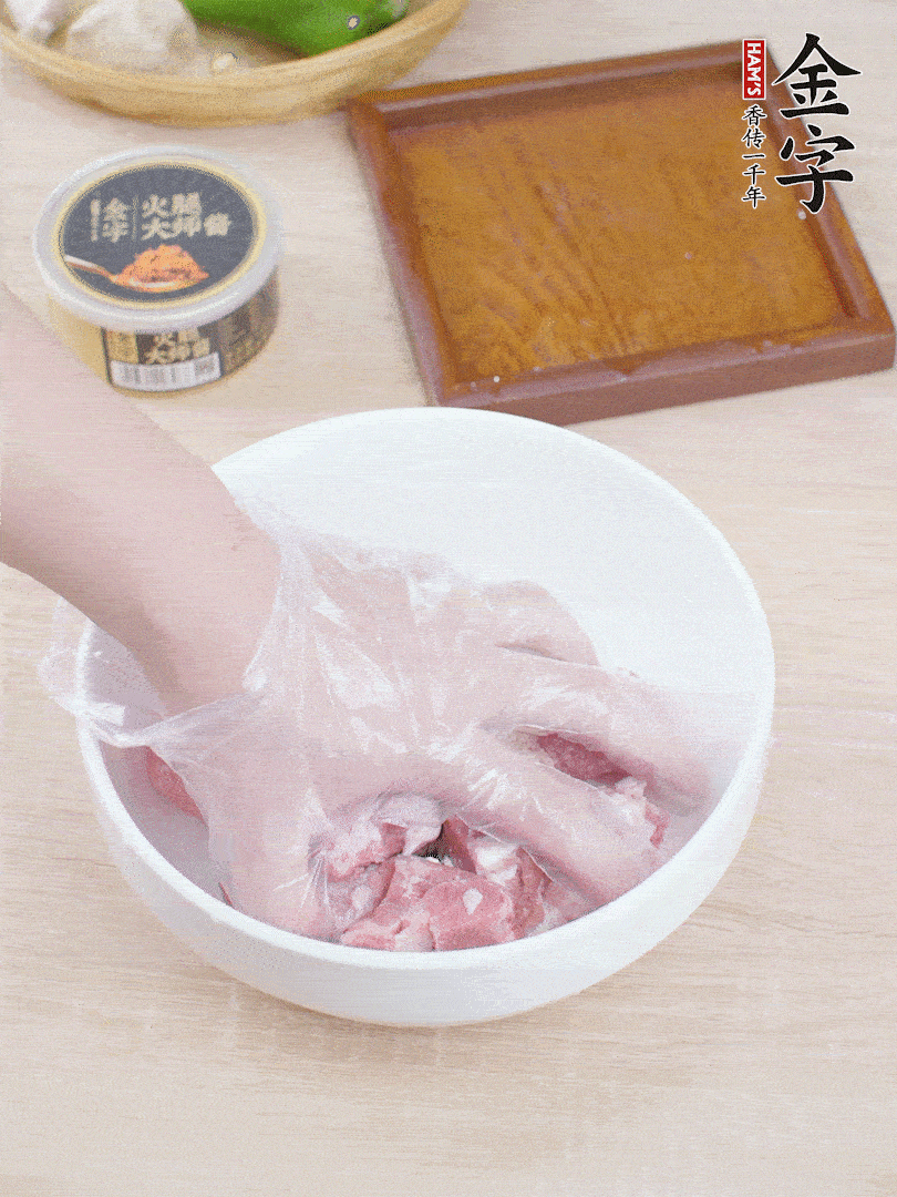 豬小排，加1勺料酒、1勺蠔油、1/3勺白胡椒粉、淀粉，抓拌均勻腌漬30分鐘。青椒去蒂去籽切塊。洋蔥去皮切塊。