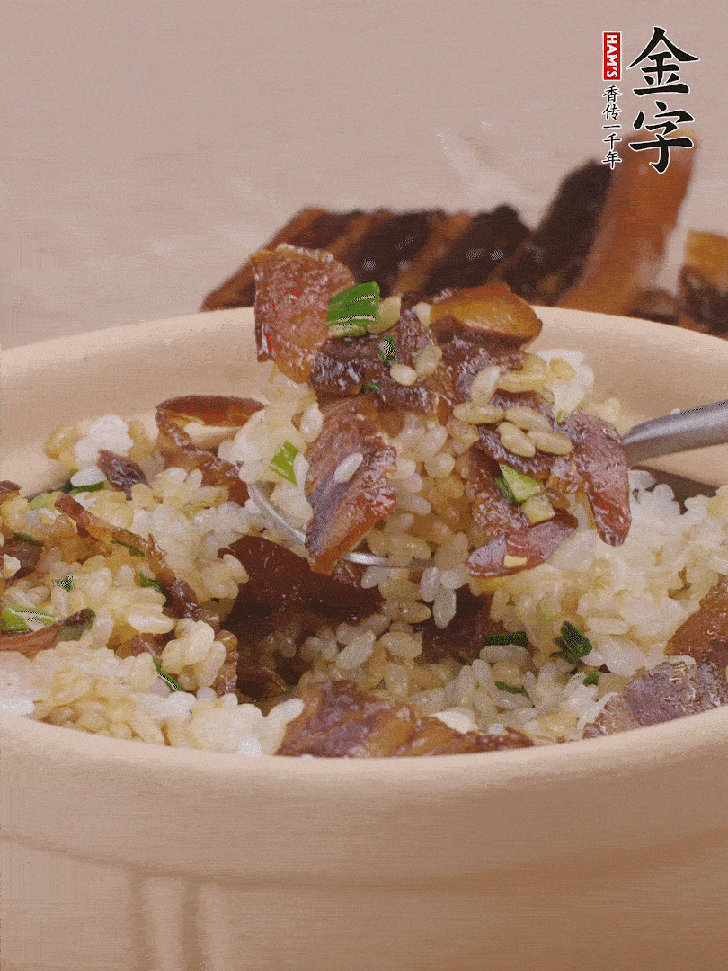 揭蓋后撒點蔥花裝飾，趁熱拌勻。
