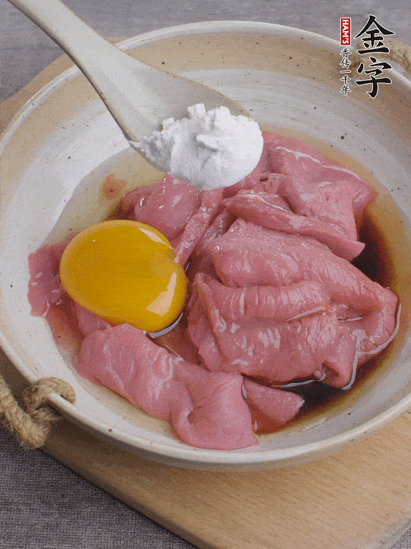 牛肉切片，雞蛋1個(gè)、水2勺、料酒1/2勺、生抽1/2勺、生粉1勺腌15分鐘。