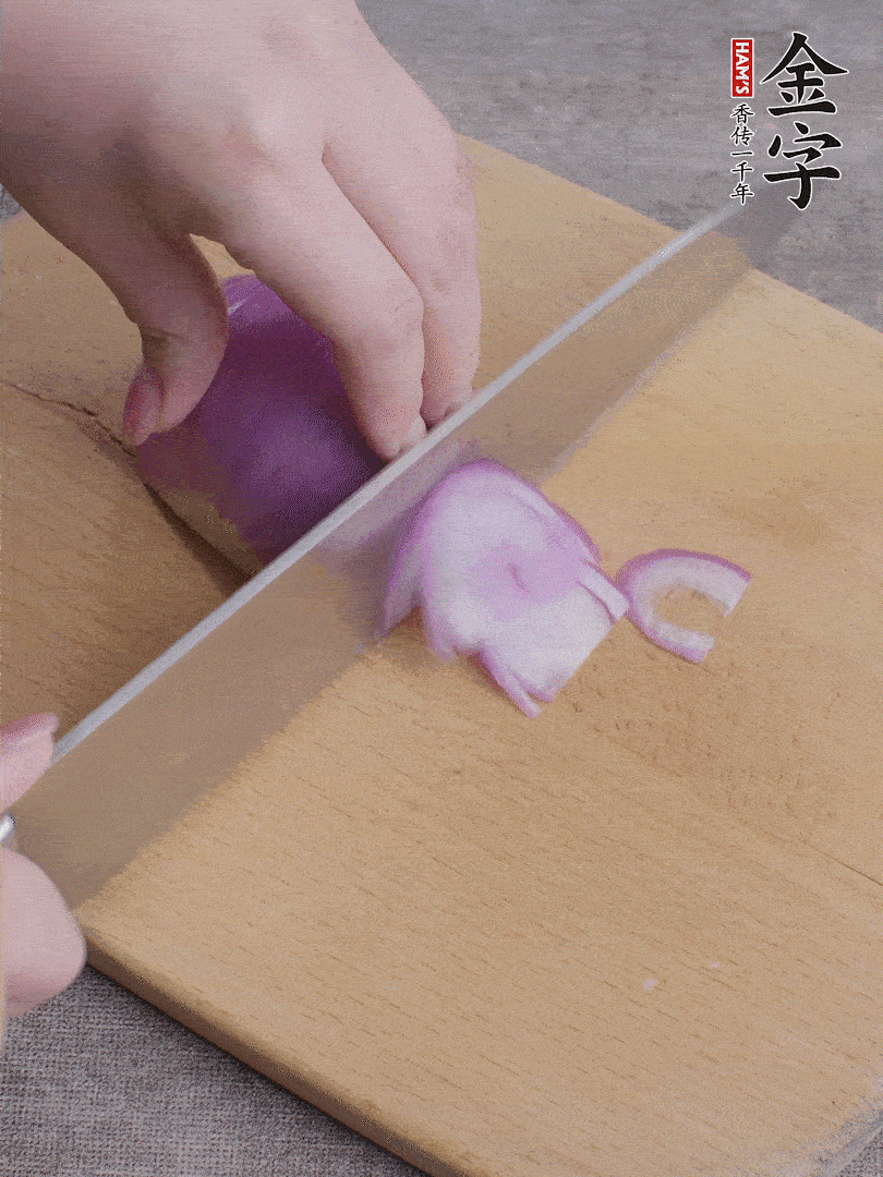 洋蔥切絲、蔥切段。