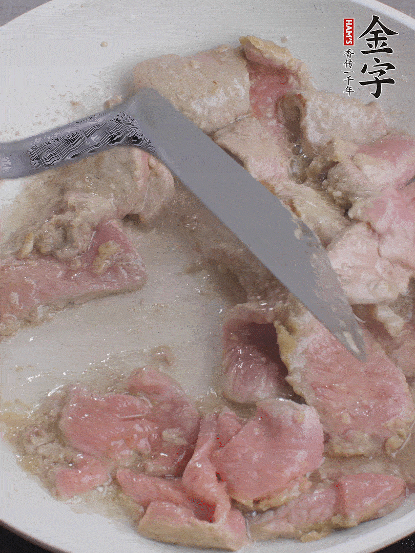 鍋中少油，下牛肉炒至變色。（盛出來(lái)）