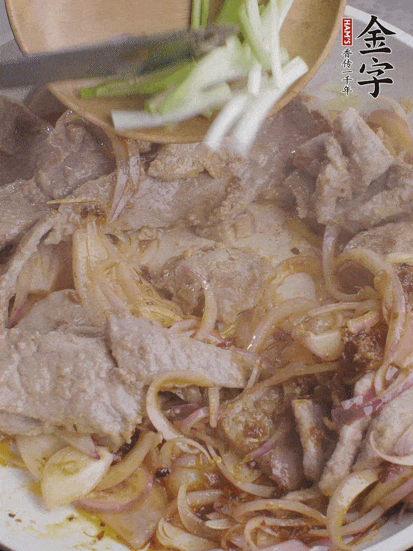 下牛肉、蔥段快炒。
