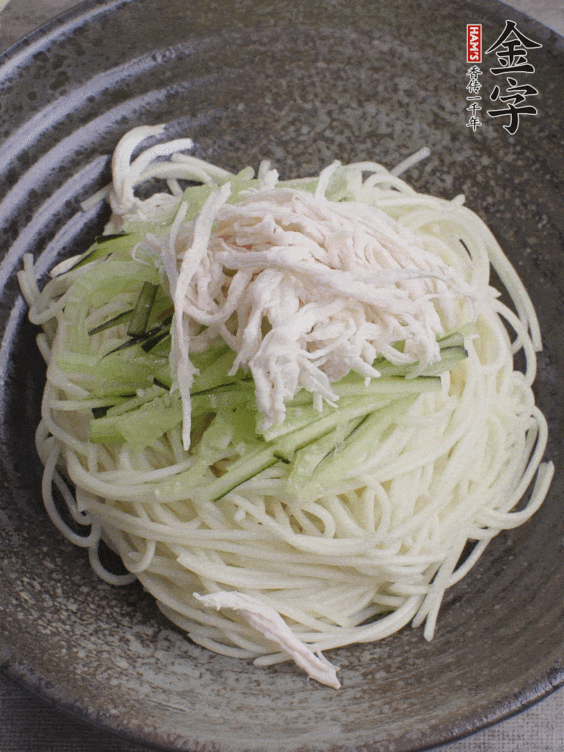 堿水面（熟）倒入大碗中，鋪上黃瓜絲、雞絲。