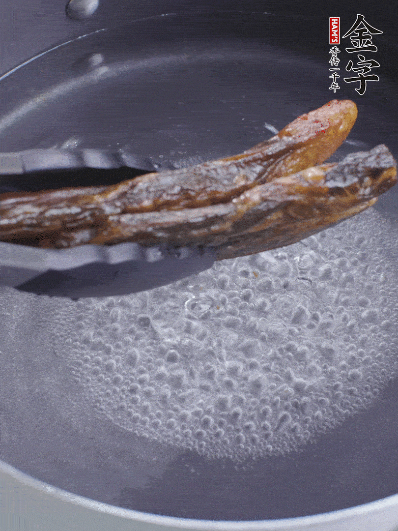金字醬油肉水煮15分鐘，切薄片。