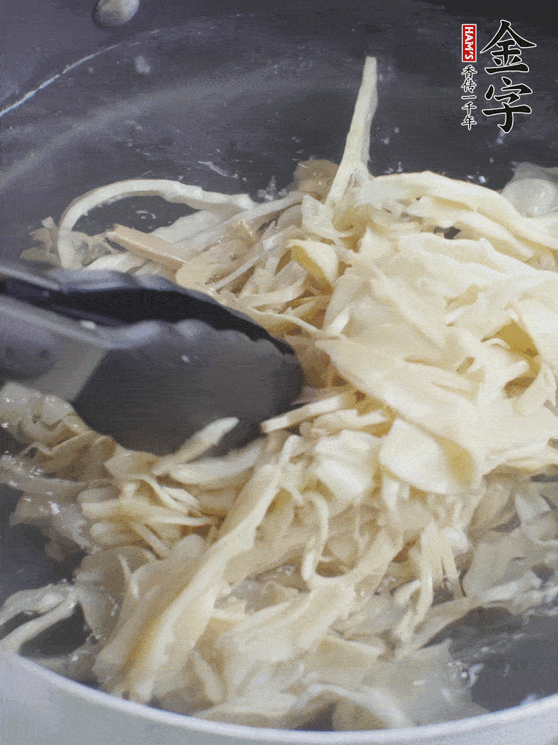 糯米筍焯水1分鐘，過涼水，擠干水份。