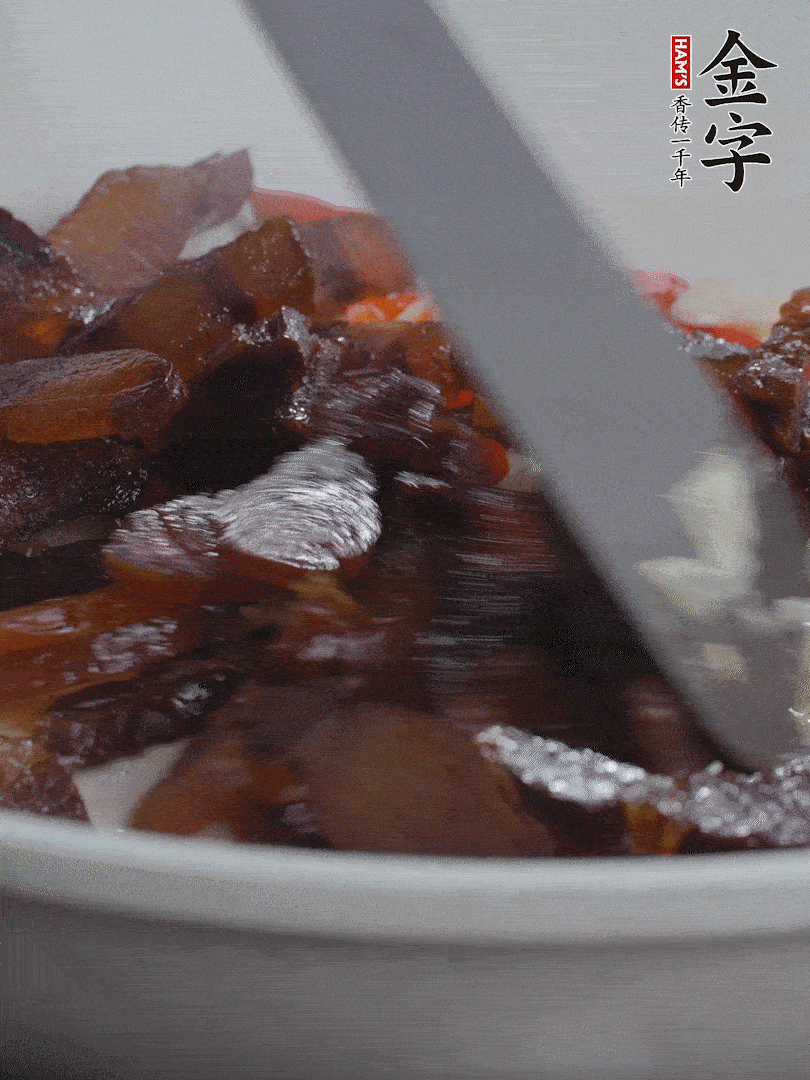下醬油肉，煸出油脂。