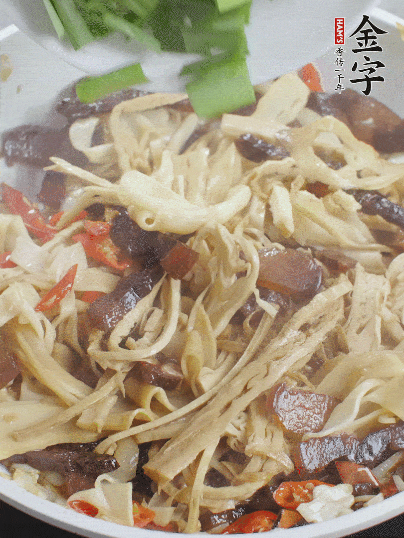 翻炒均勻，下蒜葉。