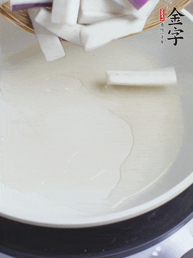 杭茄洗凈去蒂，縱向剖成4份，切成長(zhǎng)10cm左右的段。白洋蔥切絲?？谀⑾磧羧サ舯?。紅椒切菱形片。