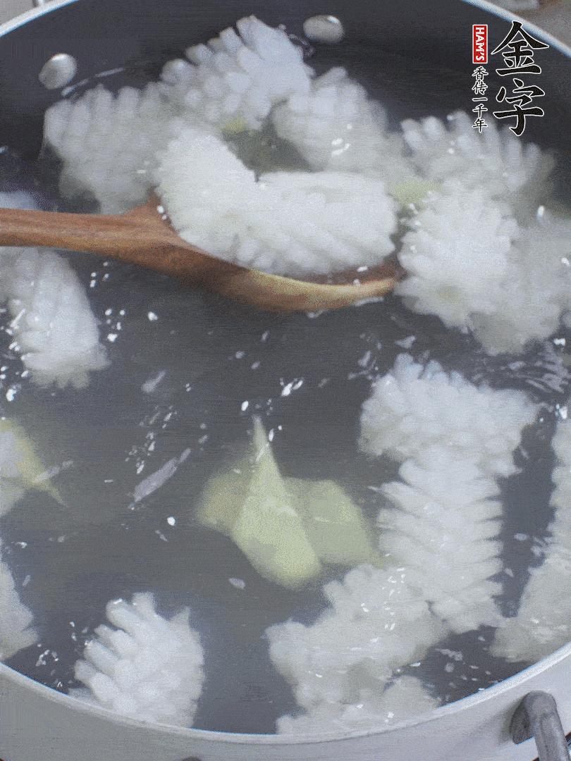 魷魚解凍后，加姜片、料酒汆燙30秒。