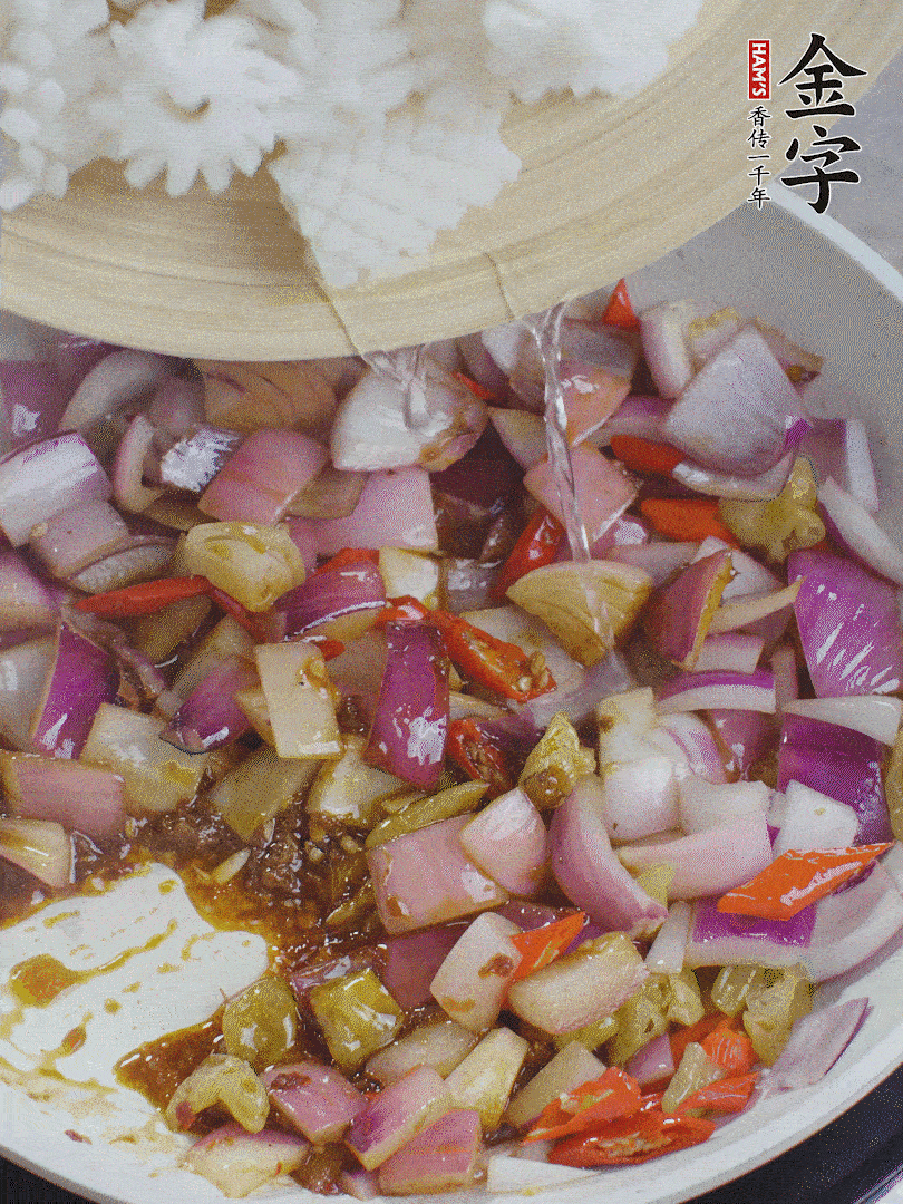 下魷魚花，2勺料酒炒勻。