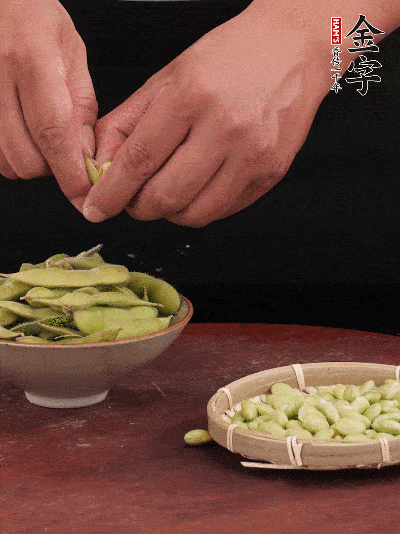 新鮮毛豆剝殼。