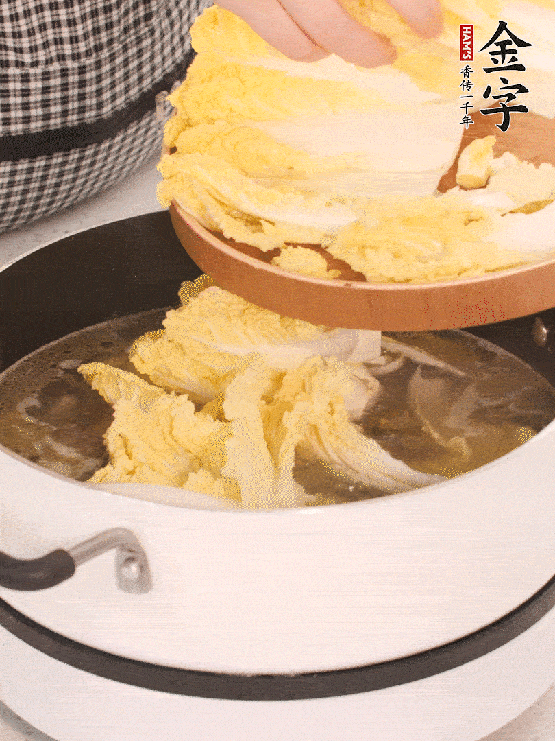 放入娃娃菜、金針菇再燉煮5分鐘。