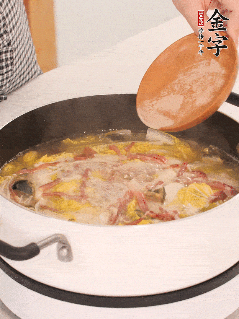 加適量的白胡椒調(diào)味。