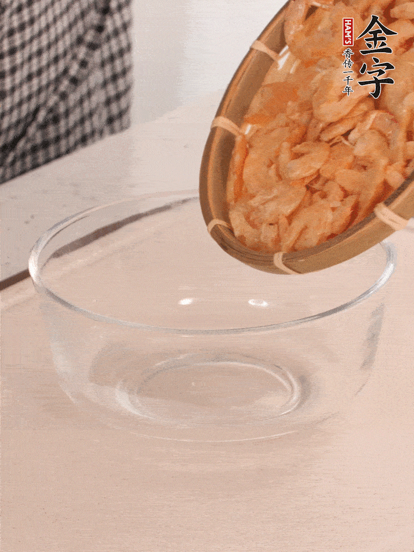 海米提前用溫水浸泡一會(huì)。
