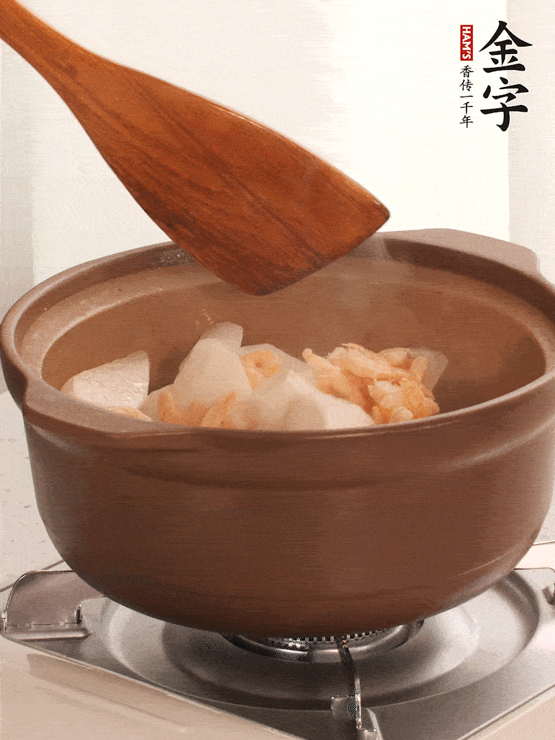 放白蘿卜、海米煸炒1-2分鐘，白蘿卜一定要先炒過再燉湯，香味更足。