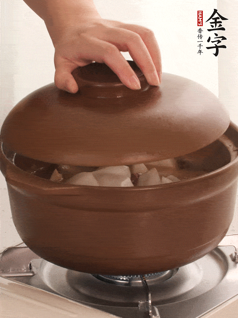 倒沒過食材的熱水，大火燒開。蓋上蓋子轉(zhuǎn)中小火，燉15-20分鐘。等蘿卜煮到喜歡的軟爛度就可以關(guān)火。
