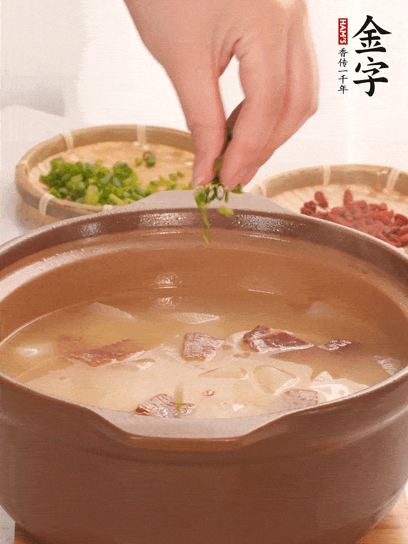最后點(diǎn)綴點(diǎn)小蔥花、枸杞，增色提味。