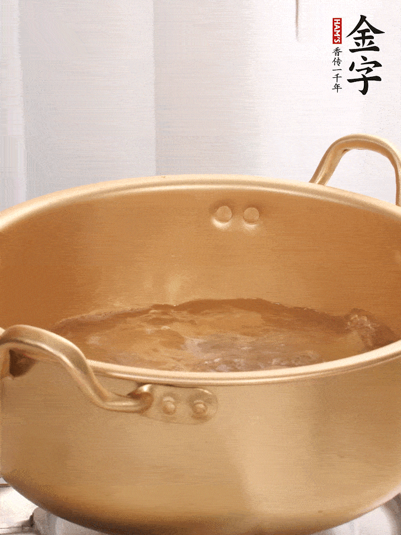排骨加姜片、料酒，冷水下鍋焯水，撇去浮沫。