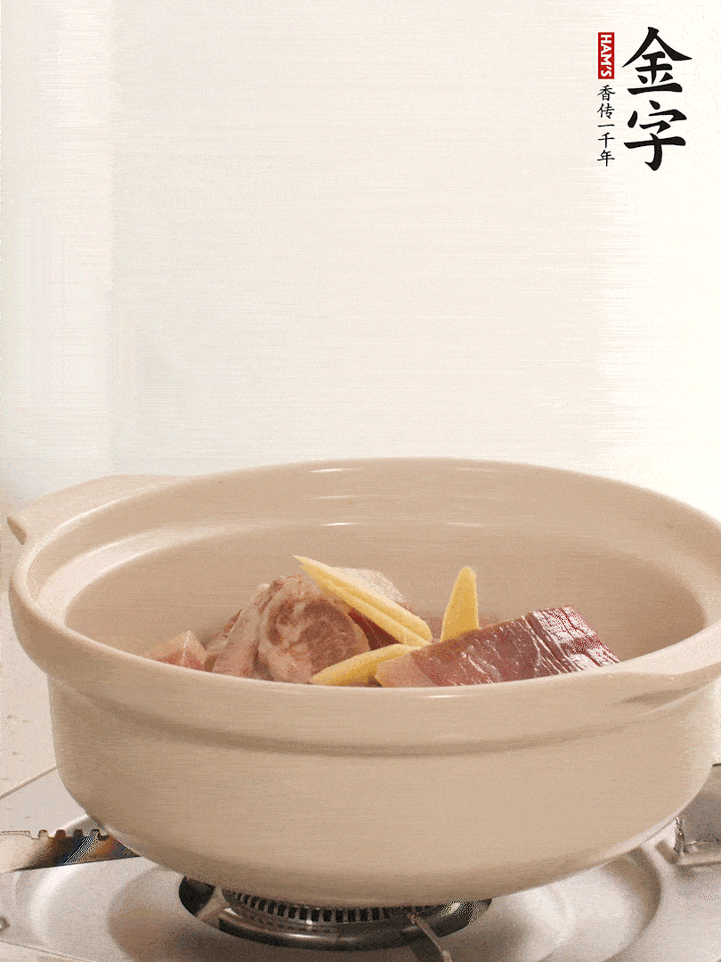 湯鍋放入排骨、火腿、姜，加適量水。煮開后轉(zhuǎn)小火燉40分鐘。