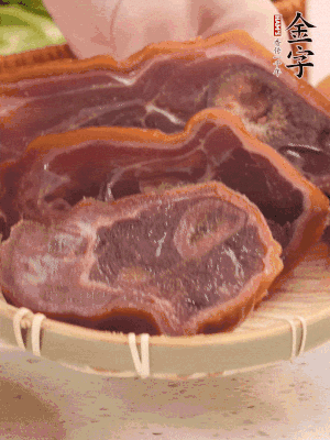金字火腿蹄片溫水泡10分鐘。