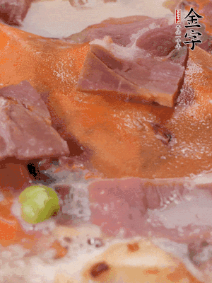 放適量料酒、清水煮到沸騰，再下蟹塊燜煮8分鐘。