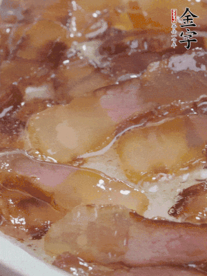 油5成熱，醬油肉煸香。