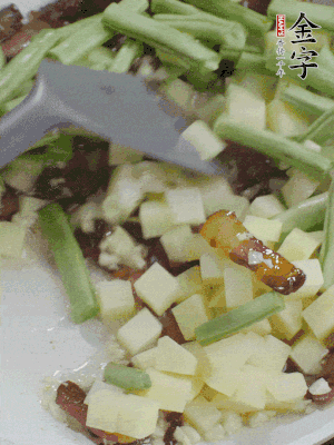 下蒜末、豆角、土豆塊翻炒。