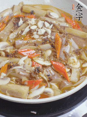 撒蒜末、香菜末。