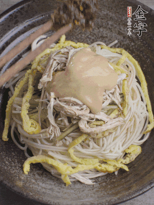 生抽1勺、醋1勺、芝麻醬1勺、金字火腿大師醬1勺。