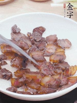 熱鍋少油，醬油肉煸出油脂，盛出。