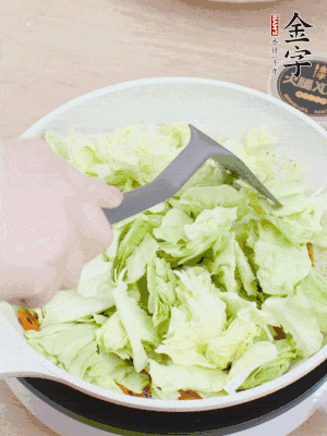 下卷心菜翻炒。