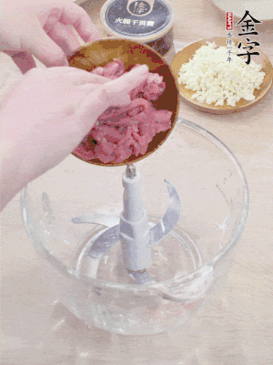 江南野筍干浸泡至軟；豬五花肉切薄片；腐皮改刀切成長(zhǎng)方形。